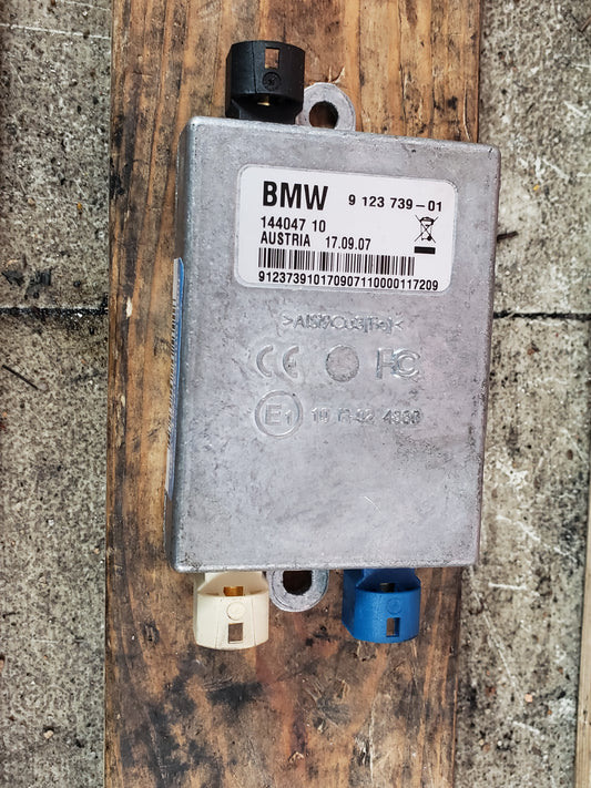BMW  E60 AUX AUXILIARY JACK USB HUB INTERFACE ANTENNA MODULE